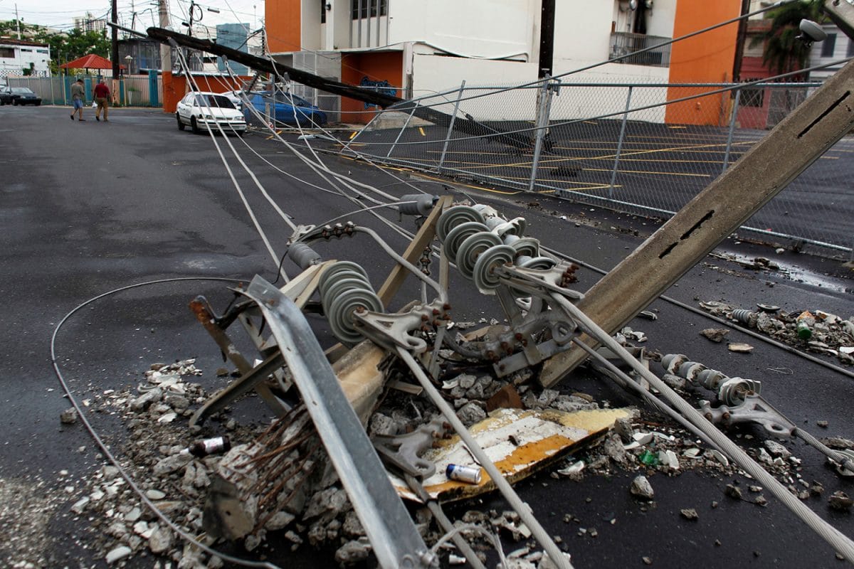 Các cột đường dây điện bị đổ do cơn bão Maria đi qua nằm trên một con phố ở San Juan, Puerto Rico, vào ngày 7/11/2017. (Ảnh Ricardo Arduengo/ AFP/ Getty Images)