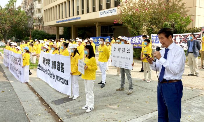 Biểu tình tại Lãnh sự quán Trung Quốc ở Los Angeles kêu gọi chấm dứt cuộc đàn áp Pháp Luân Công