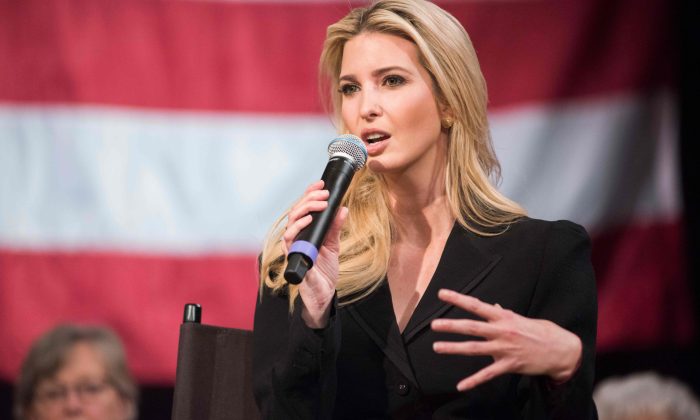 Cố vấn tổng thống Tòa Bạch Ốc Ivanka nói: “Donald Trump đến Tòa Bạch Ốc vì một lý do, đó là làm cho Hoa Kỳ vĩ đại trở lại”. (Ảnh: Ryan Mcbride / AFP / Getty qua The Epoch Times)