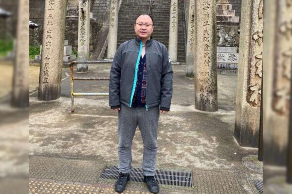 Ông Jiang Pengyong thăm một địa điểm du lịch ở Hàn Quốc vào năm 2020. (Ảnh cung cấp cho The Epoch Times)
