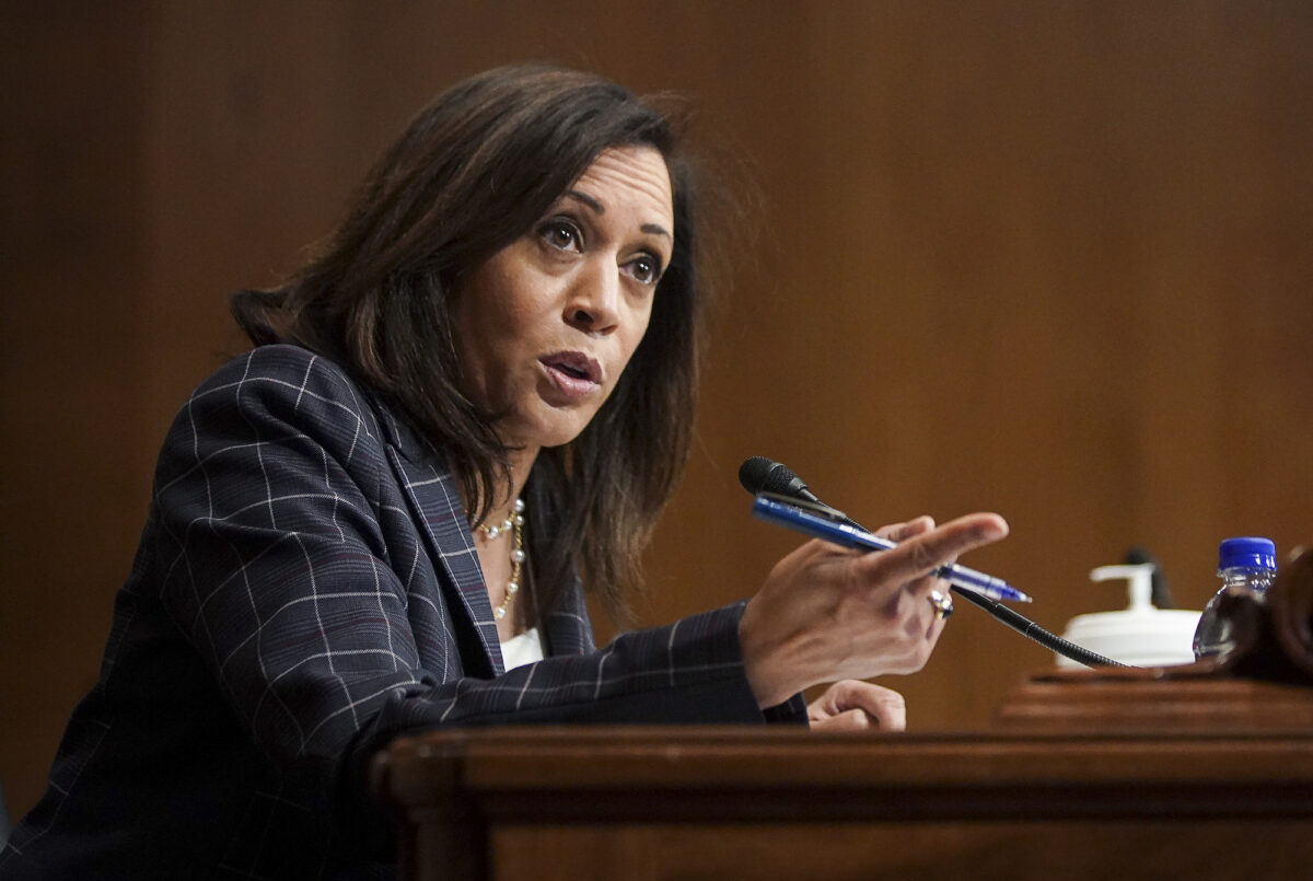 Thượng nghị sĩ Kamala Harris (Dân Chủ-California) phát biểu trong buổi điều trần tại Tòa nhà Quốc hội ở Hoa Thịnh Đốn vào ngày 25/6/2020. (Ảnh Alexander Drago-Pool / Getty Images)