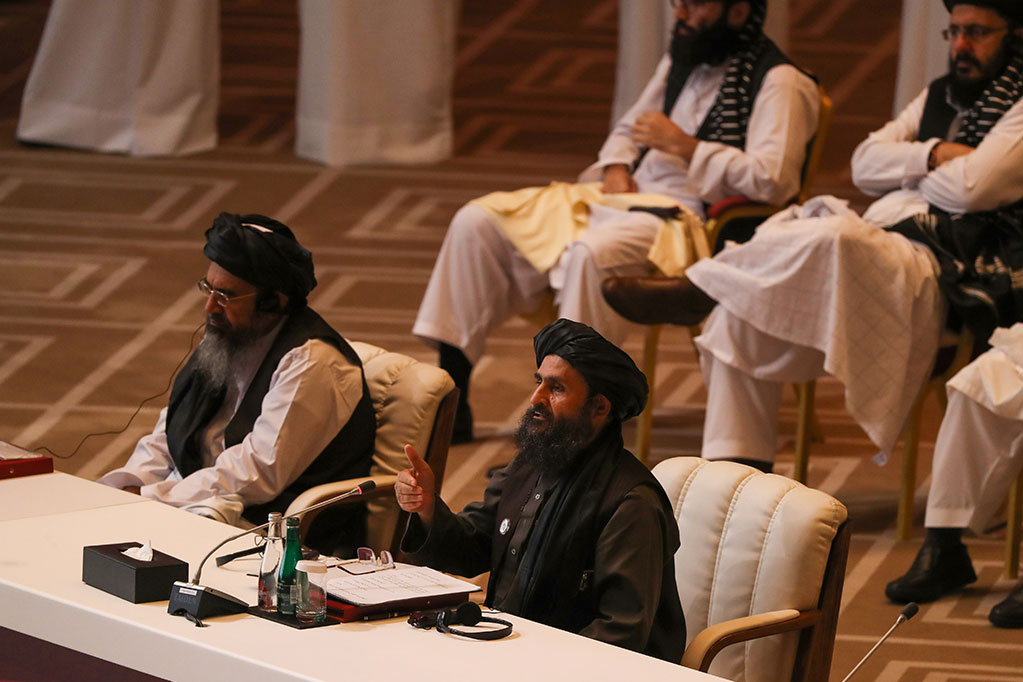 Người đồng sáng lập Taliban Mullah Abdul Ghani Baradar phát biểu trong phiên khai mạc cuộc đàm phán hòa bình giữa chính phủ Afghanistan và Taliban tại thủ đô Doha của Qatar vào ngày 12 tháng 9 năm 2020. (Ảnh Karim Jaafar / AFP / Getty Images)