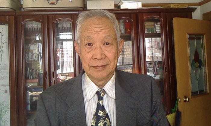 Giáo sư và cựu giám đốc khoa chính trị của Đại học Nhân dân, Leng Jiefu. (Ảnh Người được phỏng vấn cung cấp cho The Epoch Times)