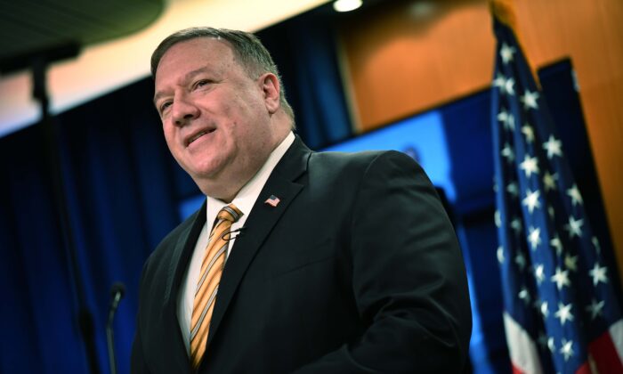 Ngoại trưởng Pompeo cho biết, các nhà ngoại giao Trung Quốc tại Mỹ sẽ phải xin phép Bộ Ngoại giao nếu muốn đến thăm các cơ sở đại học, hay gặp gỡ các quan chức chính quyền địa phương của Mỹ. (Ảnh: Mandel Ngan /AP qua The Epoch Times)