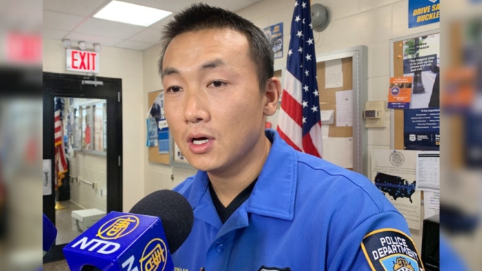 Sĩ quan Sở cảnh sát New York Baimadajie Angwang trong cuộc phỏng vấn với NTD tại Queens, New York, ngày 8/11/2019 (Ảnh: The Epoch Times)