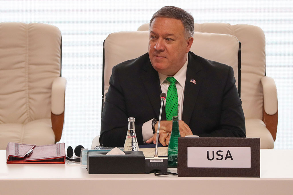 Ngoại trưởng Mỹ - ông Mike Pompeo phát biểu trong buổi lễ khai mạc cuộc đàm phán hòa bình giữa chính phủ Afghanistan và Taliban tại thủ đô Doha của Qatar vào ngày 12 tháng 9 năm 2020. (Ảnh Karim Jaafar / AFP / Getty Images)