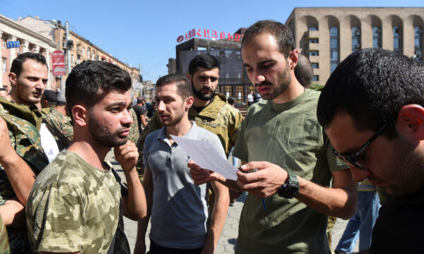 Mọi người tham dự cuộc gặp gỡ tuyển quân tình nguyện ở Yerevan, Armenia, hôm 27/9/2020 sau khi chính quyền Armenia tuyên bố thiết quân luật và huy động nam giới sau cuộc đụng độ với Azerbaijan trong khu vực tranh chấp Nagorno-Karabakh. (Ảnh: Melik Baghdasaryan / Photolure qua Reuters)