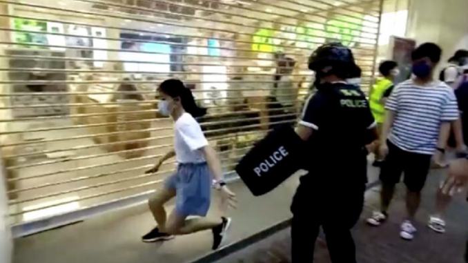 Người Hồng Kông bị sốc khi biết cảnh sát bắt một bé gái 12 tuổi