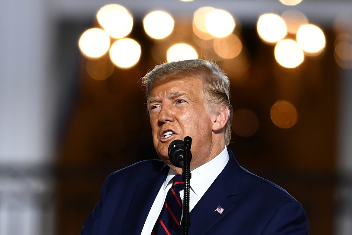Tổng thống Donald Trump phát biểu nhận đề cử của Đảng Cộng Hòa để tái tranh cử trong ngày cuối cùng của Đại hội Quốc gia Đảng Cộng hòa từ Bãi cỏ phía Nam của Tòa Bạch Ốc ở Washington, vào ngày 27/8/2020. (Ảnh Brendan Smialowski / AFP / Getty Images)