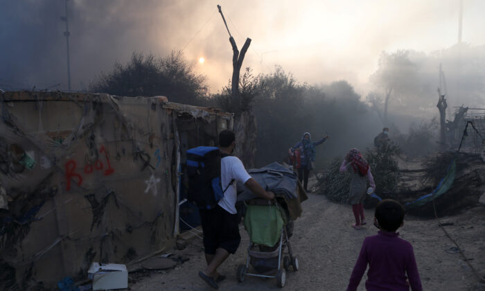 Hỏa hoạn phá huỷ Trại tị nạn quá tải của Hy Lạp, hàng ngàn người tháo chạy