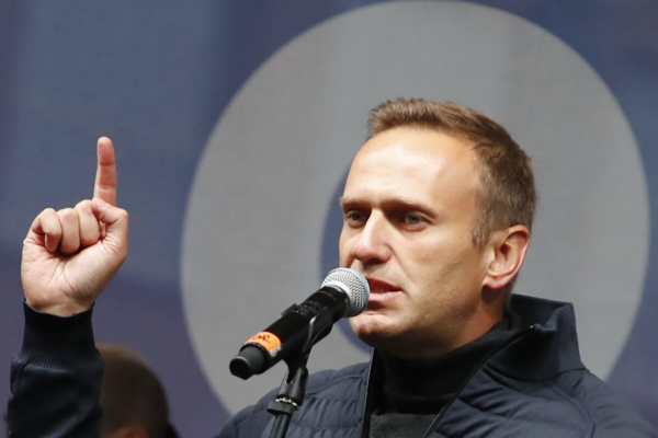 Lãnh đạo phe đối lập Nga Alexei Navalny phát biểu trong cuộc mít tinh ủng hộ các tù nhân chính trị ở Moscow vào ngày 29/9/2019. (Ảnh Dmitri Lovetsky / AP)