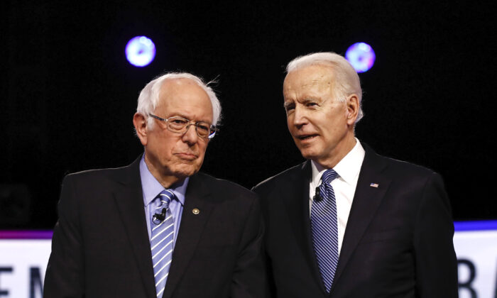 Các ứng cử viên tổng thống của đảng Dân chủ Thượng nghị sĩ Bernie Sanders (I-Vt.), Trái và cựu Phó tổng thống Joe Biden, tham gia vào cuộc tranh luận sơ bộ tổng thống của đảng Dân chủ ở Charleston, SC, vào ngày 25 tháng 2 năm 2020 (Ảnh: Matt Rourke / AP qua The Epoch Times)