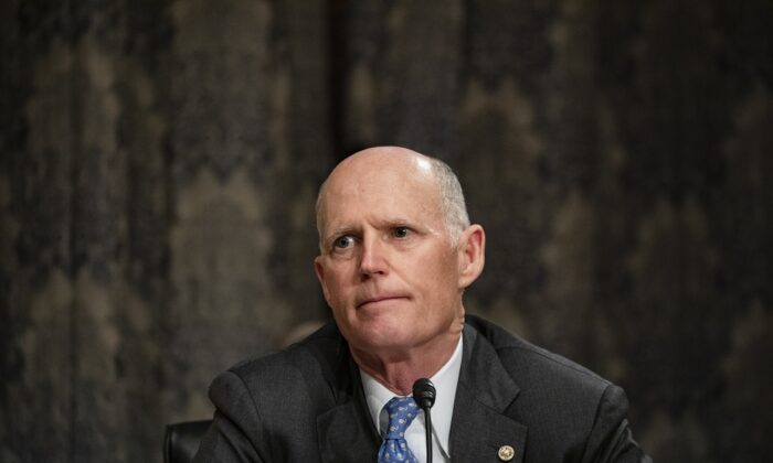 Ông Rick Scott khuyến cáo người Mỹ không đi du lịch đến Trung Quốc do những khó khăn trong việc hạn chế về du lịch và kiểm dịch Covid-19 tại nước này. (Ảnh: Samuel Corum / Getty qua The Epoch Times)