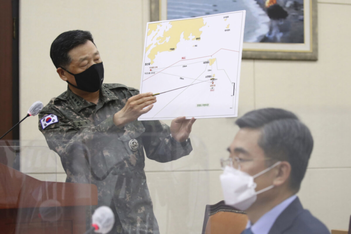 Trung tướng Ahn Young Ho (L), một quan chức hàng đầu tại văn phòng tham mưu trưởng liên quân của quân đội Hàn Quốc, trình bày tóm tắt về việc Triều Tiên bắn một quan chức chính phủ Hàn Quốc khi Bộ trưởng Quốc phòng Suh Wook nghe tại Quốc hội ở Seoul, Hàn Quốc, vào ngày 24 tháng 9 năm 2020. (Ảnh Ha Sa-hun / Yonhap qua AP)