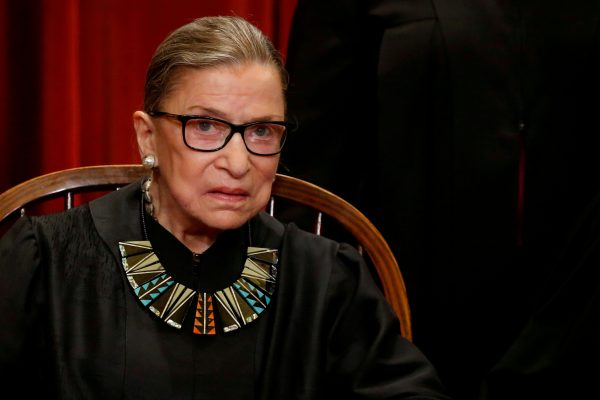 Thẩm phán Tòa án Tối cao Hoa Kỳ Ruth Bader Ginsburg tại tòa nhà Tòa án Tối cao ở Washington vào ngày 1/6/2017. (Ảnh Jonathan Ernst/ Reuters)