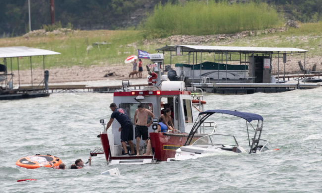 Một chiếc thuyền tham gia cuộc diễn hành ủng hộ Tổng thống Trump bị chìm ở Hồ Travis, Texas, vào ngày 5/9/2020. (Ảnh: Được sự cho phép của Bob Daemmrich)