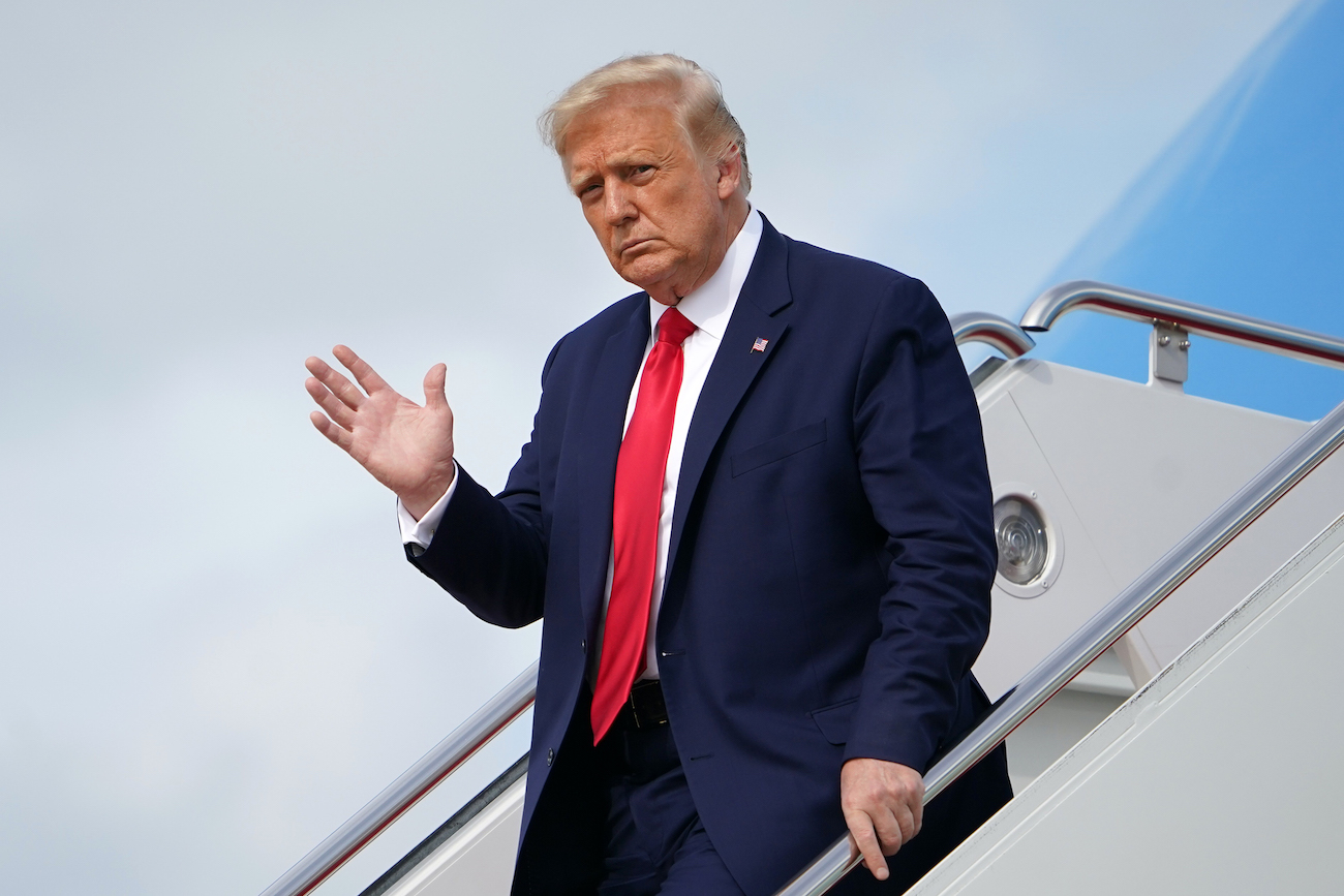 Tổng thống Donald Trump rời chiếc Không Lực Một khi đến Căn cứ Không quân Andrews ở Maryland vào ngày 2/9/2020. (Ảnh: Mandel Ngân/AFP/Getty qua The Epoch Times)