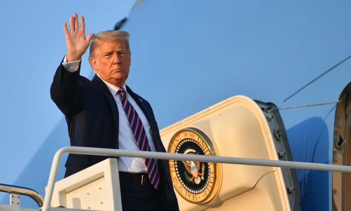 Tổng thống Donald Trump lên Không Lực Một tại Căn cứ Liên hợp Andrews ở Maryland vào ngày 22/9/2020. (Ảnh Mandel Ngan/ AFP qua Getty Images)