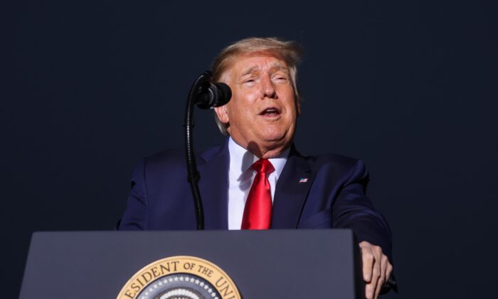 Tổng thống Hoa Kỳ Donald Trump phát biểu trong một cuộc vận động tranh cử ở Reno, Nevada, vào ngày 12/9/2020. (Ảnh Jonathan Ernst/ Reuters)