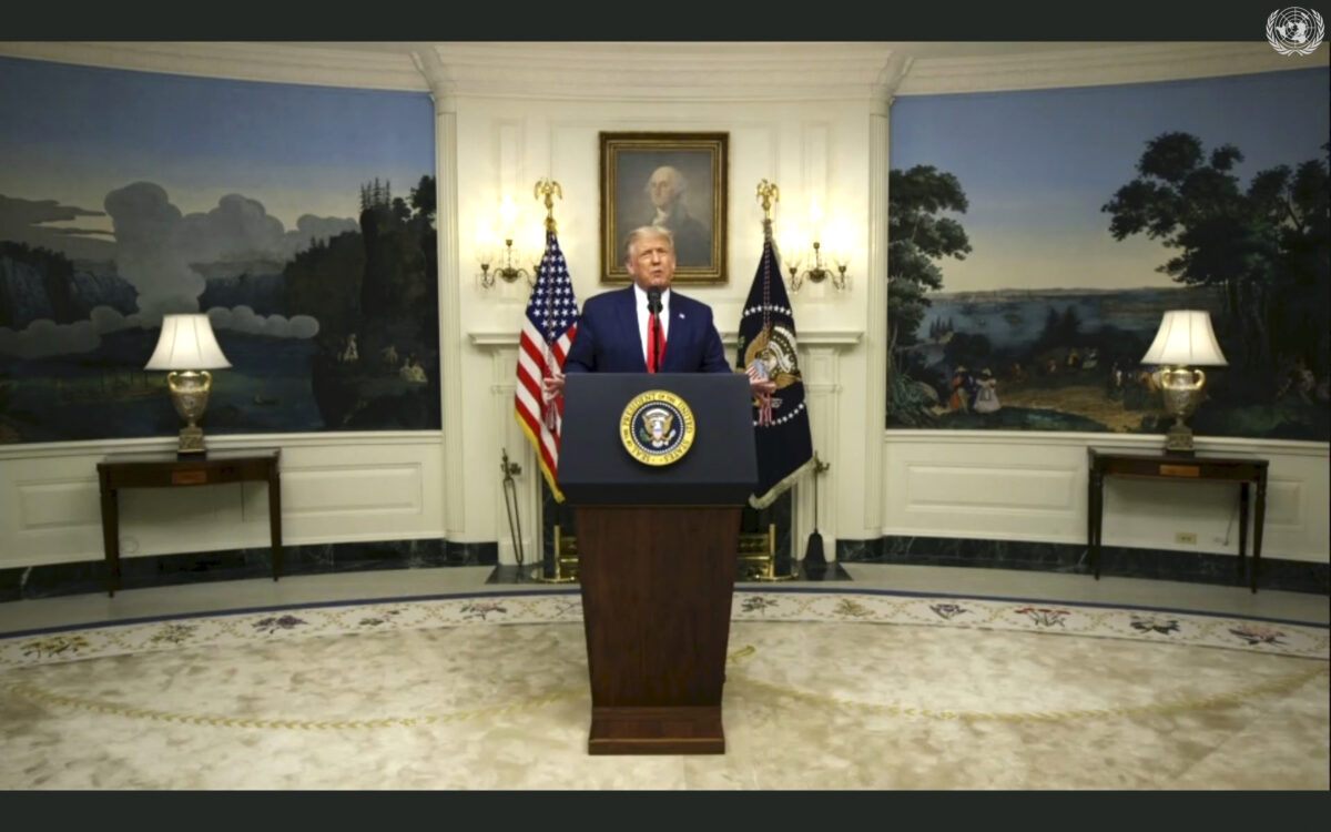 TT Donald Trump trong bài phát biểu được ghi hình trước và được phát tại phiên họp thứ 75 của Đại hội đồng Liên Hợp Quốc, tại trụ sở Liên Hợp Quốc ở thành phố New York, vào ngày 22/9/2020. (Ảnh UNTV / Reuters)