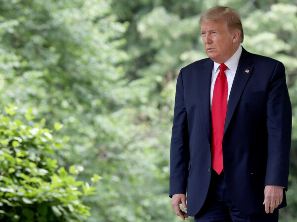 Tổng thống Donald Trump đi bộ đến Vườn Hồng để đưa ra một tuyên bố về các mối quan hệ của Hoa Kỳ với Trung Quốc tại Tòa Bạch Ốc ở Washington, vào ngày 29/5/2020. (Ảnh Win McNamee/ Getty Images)