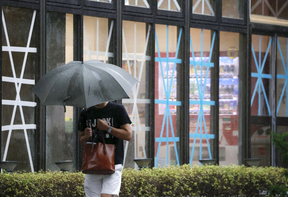 Các cửa sổ của một khách sạn được dán lại để chuẩn bị chống chọi với cơn bão ở thành phố Kagoshima, phía tây nam Nhật Bản, vào ngày 6/9/2020. (Ảnh Takuto Kaneko / Kyodo News / AP)