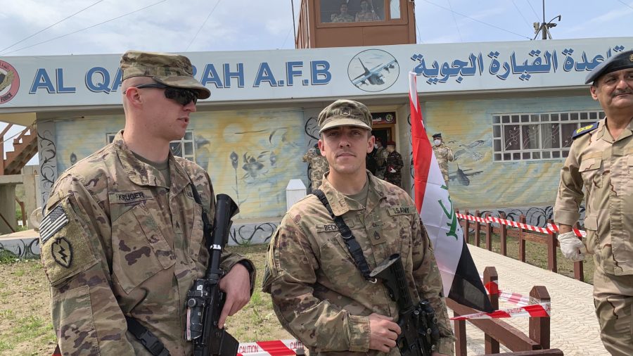 Các binh sĩ Hoa Kỳ trong buổi lễ bàn giao Sân bay Qayyarah, Lực lượng An ninh Iraq, ở phía nam Mosul, Iraq vào sáng sớm ngày 27/3/2020 (Ảnh Ali Abdul Hassan / AP / NTD)