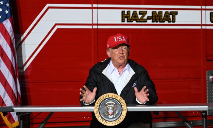 Tổng thống Donald Trump nói chuyện với những nhân viên cứu hộ tuyến đầu và các quan chức khác tại một trạm cứu hỏa ở Hồ Charles, Louisiana, vào ngày 28 tháng 8 năm 2020. (Roberto Schmidt/AFP /Getty qua The Epoch Times)
