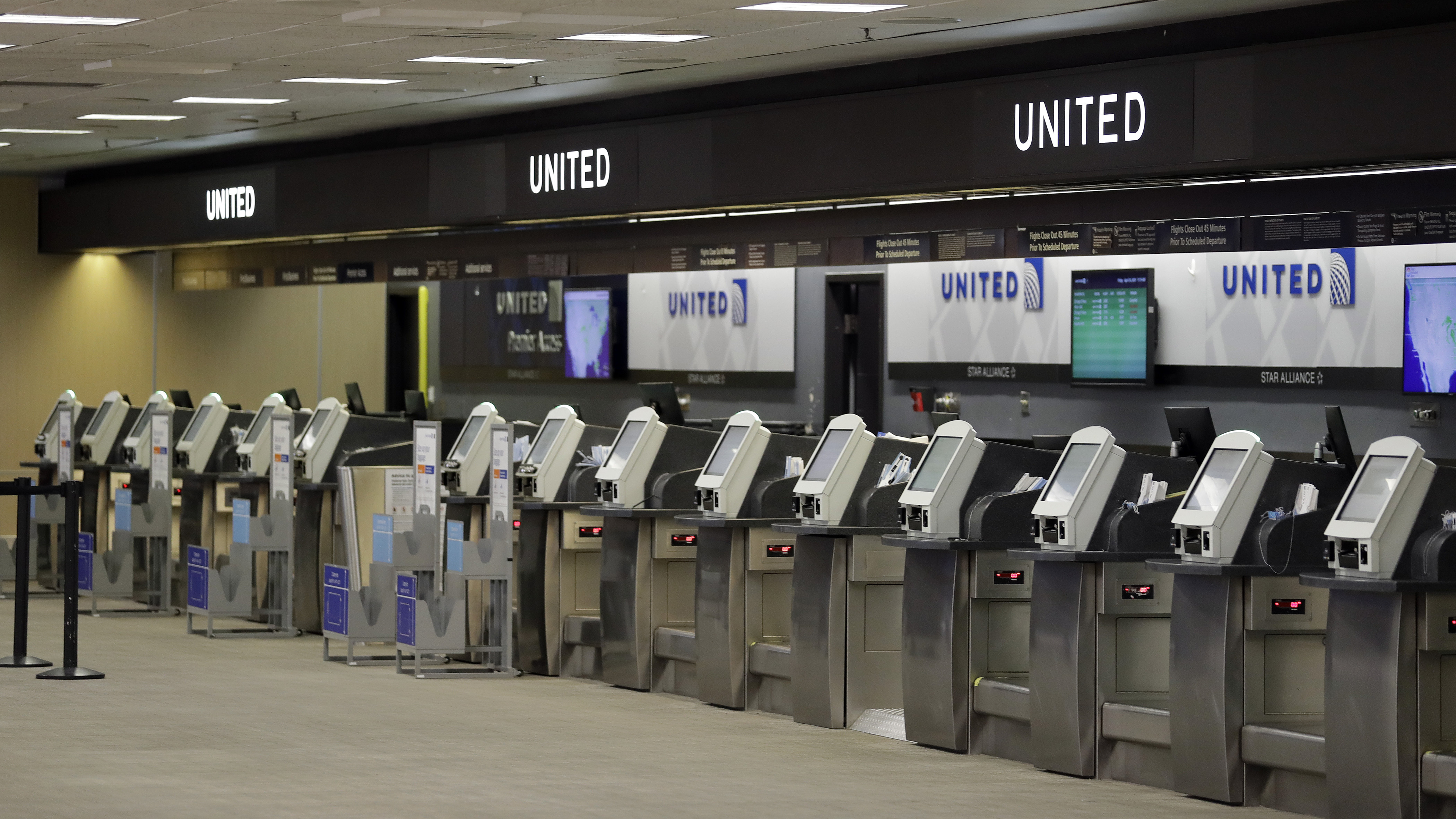 Quầy check-in vé trực tuyến của United Airlines vắng bóng người tại Sân bay quốc tế Tampa ở Tampa, Florida hôm 24/4/2020. (Ảnh Chris O'Meara/ AP)