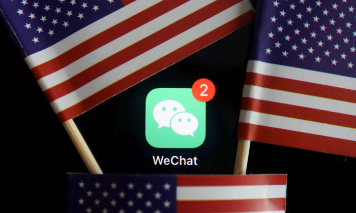 Ứng dụng nhắn tin WeChat được nhìn thấy giữa nhiều lá cờ Hoa Kỳ trong bức ảnh minh họa chụp ngày 7/8/2020 (Ảnh Florence Lo/ Reuters)