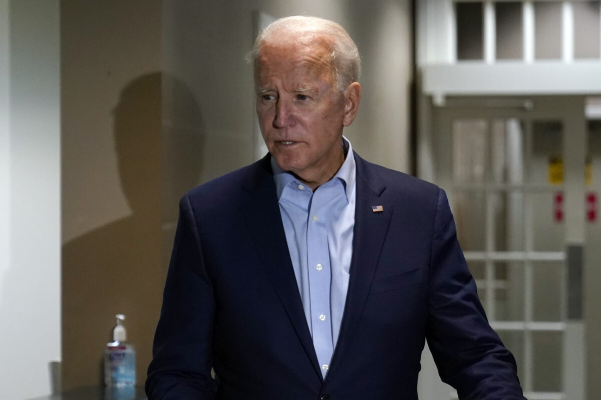 Ứng cử viên tổng thống Đảng Dân Chủ, cựu Phó Tổng thống Joe Biden, phát biểu về sự ra đi của Thẩm phán Tòa án Tối cao Ruth Bader Ginsburg sau khi ông đến Sân bay New Castle, ở New Castle, Delaware, vào ngày 18/9/2020. (Ảnh Carolyn Kaster/ AP Photo)