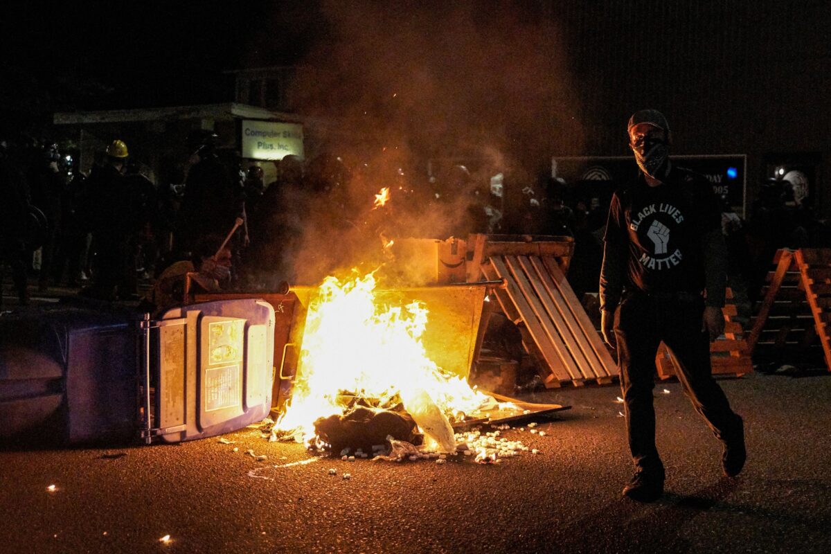 Mỹ: Bạo loạn tiếp diễn, người biểu tình ném bom xăng vào cảnh sát