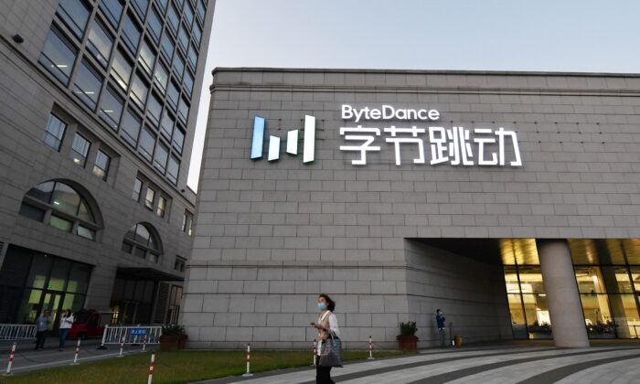 Một người phụ nữ đi ngang qua trụ sở ByteDance, công ty mẹ của ứng dụng chia sẻ video TikTok, ở Bắc Kinh vào ngày 16 tháng 9 năm 2020. (Anhr Greg Baker / AFP / Getty Images)