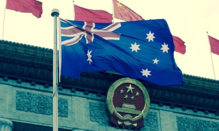 Quốc kỳ Úc tung bay trước Đại lễ đường Nhân dân trong lễ đón Thủ tướng Úc Malcolm Turnbull tại Bắc Kinh, Trung Quốc, vào ngày 14/4/2016. (Ảnh Jason Lee/ Reuters)