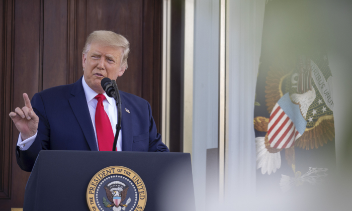 Tổng thống Donald Trump tại Cổng Bắc (North Portico) của Tòa Bạch Ốc ở Washington vào ngày 7/9/2020. (Ảnh: Tasos Katopodis/Getty qua The Epoch Times)