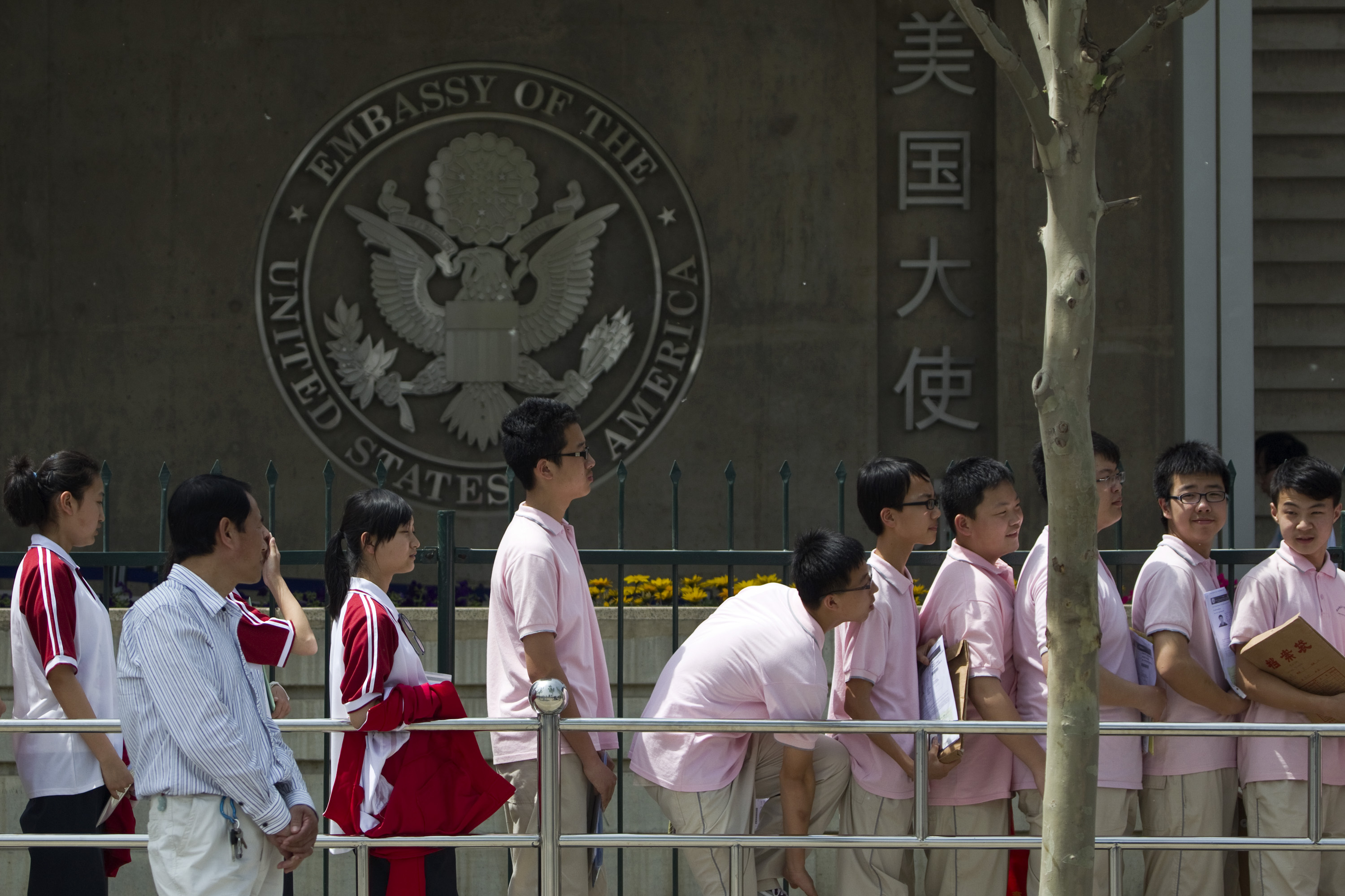 Sinh viên Trung Quốc đợi bên ngoài Đại sứ quán Hoa Kỳ tại Bắc Kinh, Trung Quốc để phỏng vấn xin thị thực. (Ảnh Alexander F. Yuan / AP)