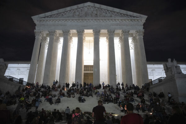 Người dân tụ tập để thương tiếc sự ra đi của Thẩm phán Tòa án Tối cao Ruth Bader Ginsburg tại các bậc thềm trước cửa Tòa án Tối cao ở Washington, vào ngày 18/9/2020. (Ảnh Tasos Katopodis/Getty Images)