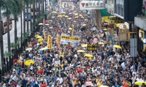 Người dân Hồng Kông xuống đường phản đối dự luật dẫn độ đào phạm sang Trung Quốc. (Ảnh The Epoch Times)