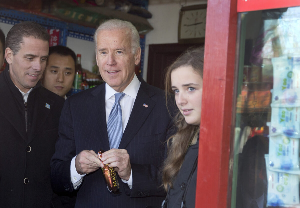 Phó Tổng thống Joe Biden (giữa) tham quan hẻm Hutong với con trai Hunter Biden (trái) và cháu gái Finnegan Biden (phải), trong một chuyến thăm chính thức đến Bắc Kinh vào ngày 5/12/2013. (Ảnh Andy Wong-Pool / Getty Images)