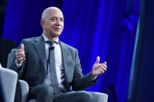 Tổng tài sản của Jeff Bezos đạt mức kỷ lục 200 tỷ đô la