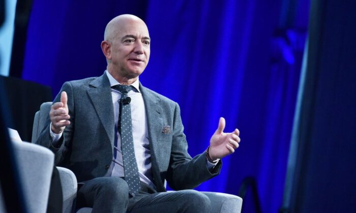 Ông Jeff Bezos phát biểu tại Trung tâm Hội nghị Walter E. Washington ở Washington ngày 22 tháng 10 năm 2019. (Ảnh Mandel Ngan / AFP / Getty Images)