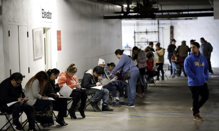 Hoa Kỳ: Các yêu cầu trợ cấp thất nghiệp ổn định ở mức 884,000, thị trường lao động vẫn chật vật