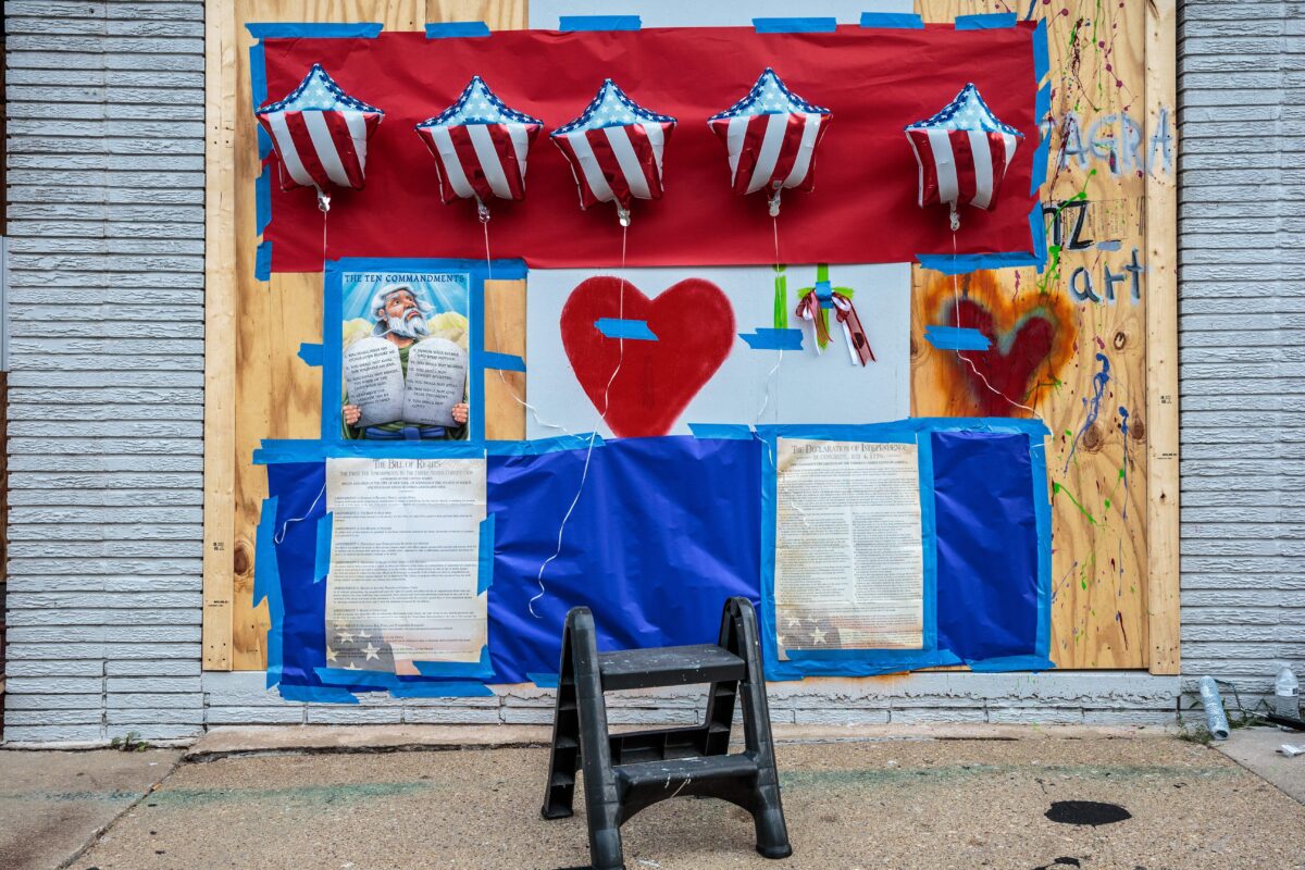 Bản Tuyên ngôn Nhân quyền, Kinh Mười Điều Răn, Bản Tuyên ngôn Độc lập và bóng bay trên một cửa hàng ở thành phố Kenosha, bang Wisconsin, Vào ngày 31/8/2020. (Ảnh Kerem Yucel / AFP qua Getty Images)