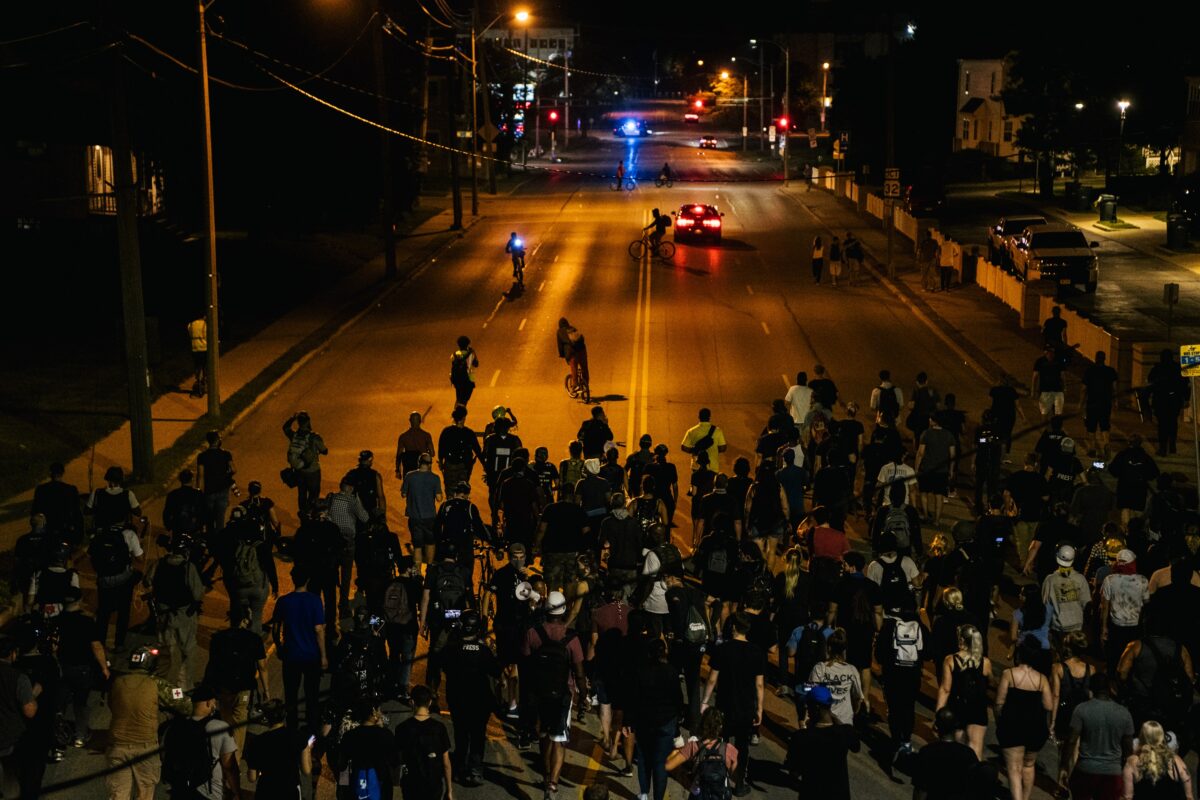 Người biểu tình tuần hành ở Kenosha, Wisconsin, vào ngày 26 tháng 8 năm 2020. (Ảnh: Brandon Bell/Getty qua The Epoch Times)