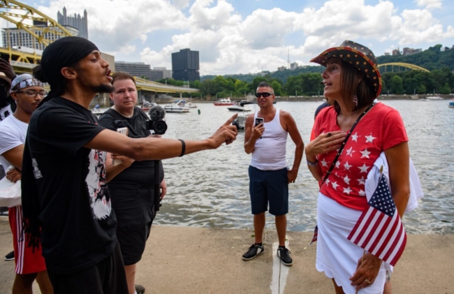 Lorenzo Rulli, 24 tuổi ở Pittsburgh, một nhà hoạt động [thuộc phong trào] BLM lời qua tiếng lại với một người ủng hộ Tổng thống Donald Trump ở Pittsburgh, Penn., vào ngày 4/7/2020. (Ảnh: Jeff Swensen / Getty Images)