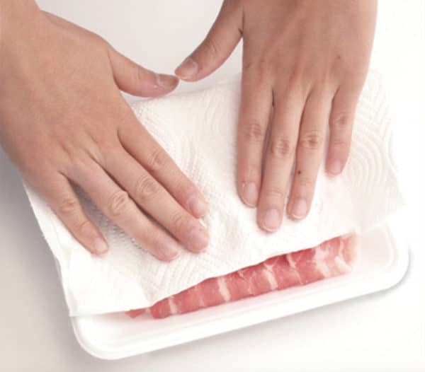 Khi đem thịt làm đông hoặc bảo quản thịt trong ngăn lạnh, dùng khăn giấy ấn nhẹ để thấm bớt máu trên bề mặt thịt. (Ảnh báo Văn hóa Phương Chu)
