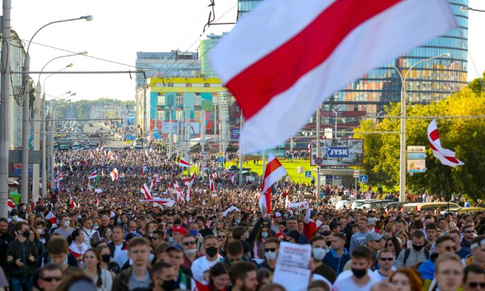 100,000 người tuần hành đánh dấu tuần thứ 7 biểu tình ở Belarus