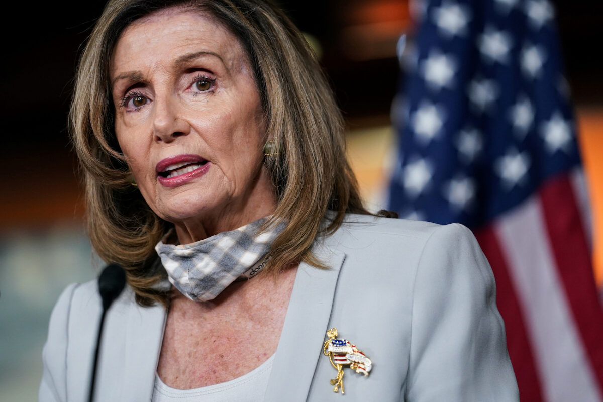 Chủ tịch Hạ viện Nancy Pelosi (Dân Chủ-California) nói về các cuộc đàm phán bị trì hoãn giữa quốc hội và chính phủ Trump về gói cứu trợ đại dịch mới nhất trong cuộc họp báo hàng tuần của bà tại Điện Capitol ở Washington, vào ngày 13/8/2020. (Ảnh Sarah Silbiger/ Reuters)