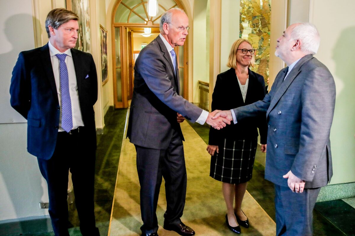 Ông Christian Tybring-Gjedde (trái) và các nghị sĩ Na Uy khác gặp Ngoại trưởng Iran Javad Zarif ở Oslo vào ngày 22/8/2019. (Ảnh Vidar Ruud / AFP / Getty Images)