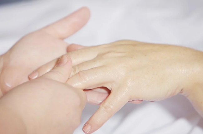 5 ngón tay đối ứng với ngũ tạng, mỗi ngày vuốt ngón tay 10 giây giúp đẩy lùi bệnh tật